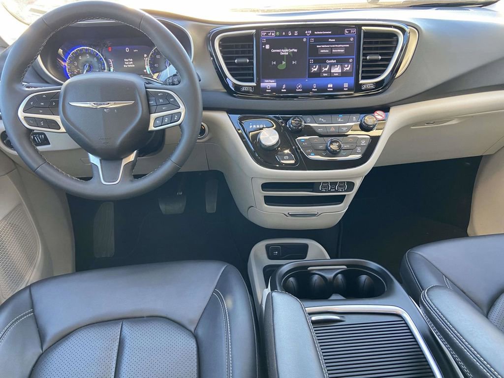 Used 2024 Chrysler Pacifica Touring-L image 8