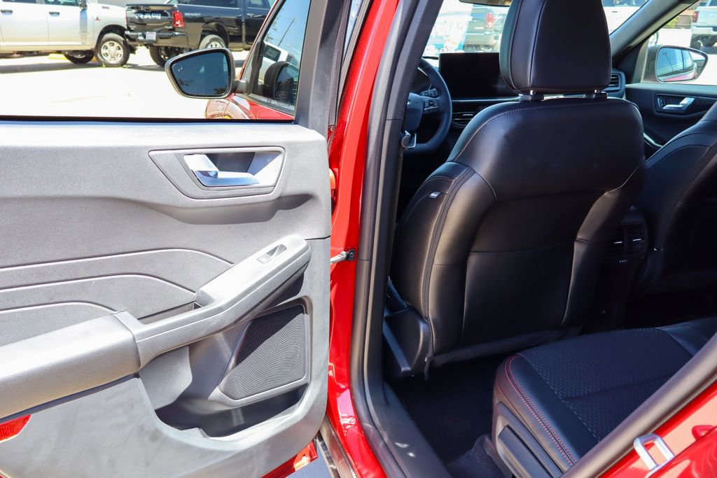 Used 2025 Ford Escape ST-Line w/ Tech Pack #1 AWD/4WD image 12