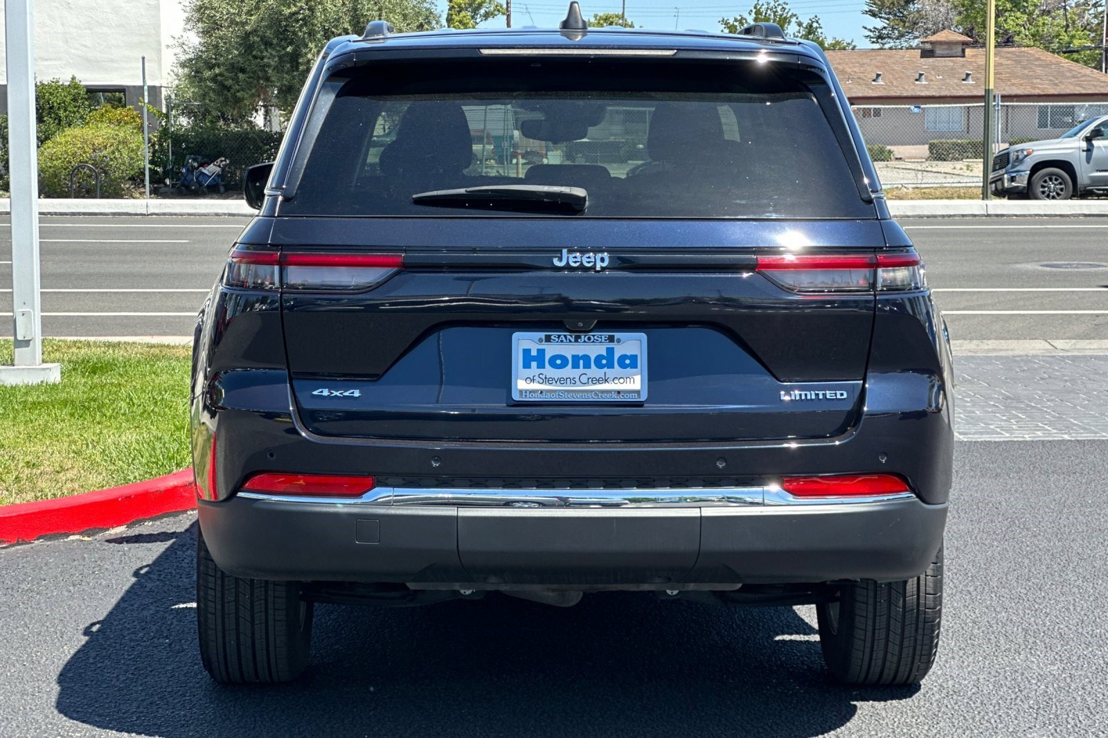 Used 2023 Jeep Grand Cherokee Limited w/ Trailer Tow Prep Group (B) AWD/4WD image 9
