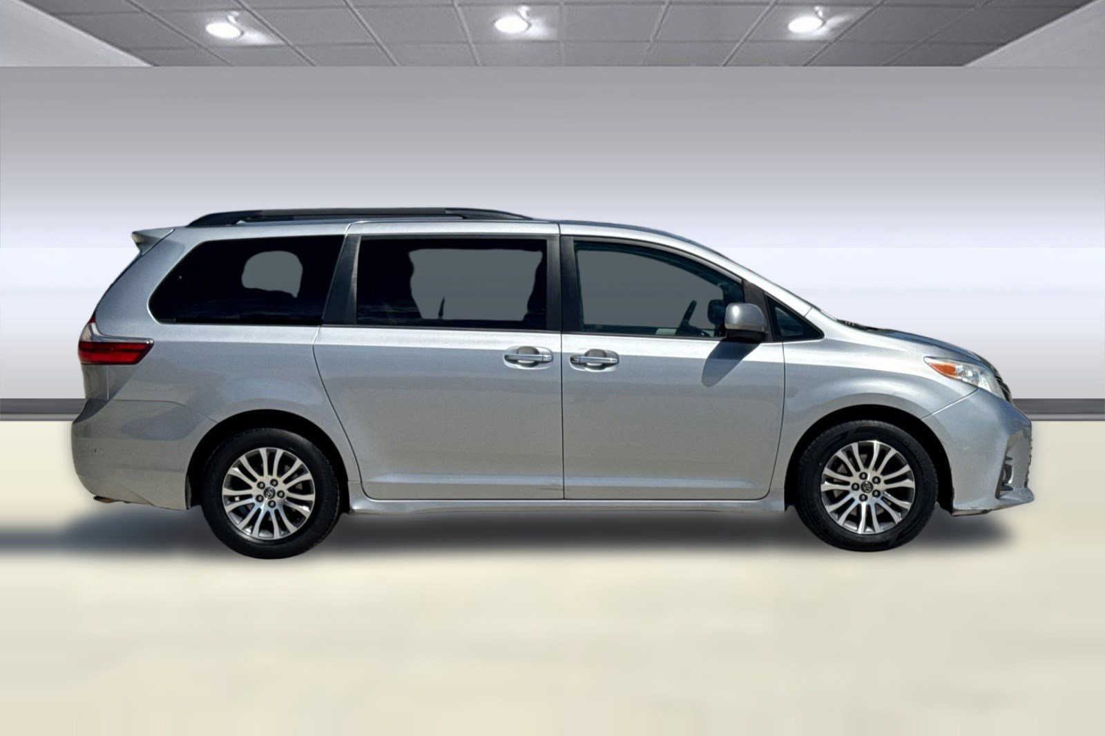 Used 2018 Toyota Sienna XLE FWD image 7