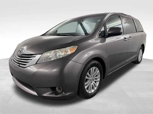 Used 2015 Toyota Sienna XLE w/ XLE Navigation Package image 6