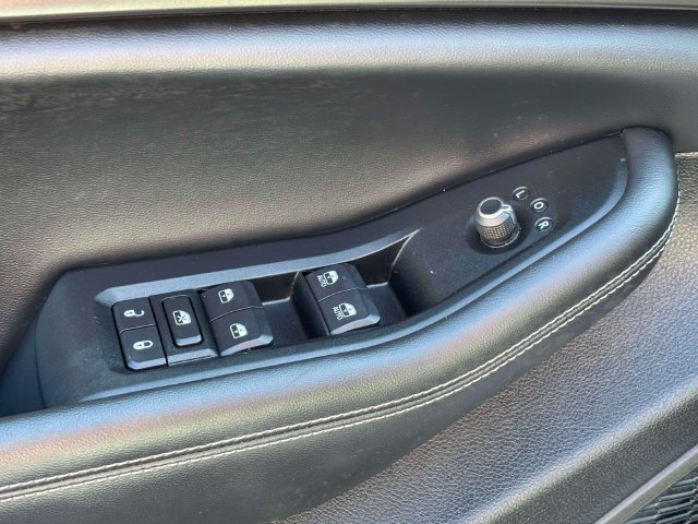 Used 2023 Jeep Grand Cherokee Laredo w/ Luxury Tech Group I AWD/4WD image 17
