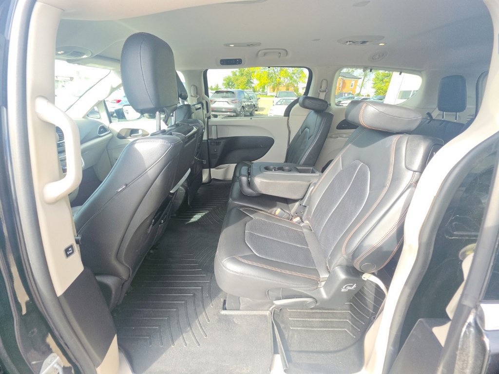 Used 2017 Chrysler Pacifica Touring-L Plus w/ Advanced Safetytec Group FWD image 27