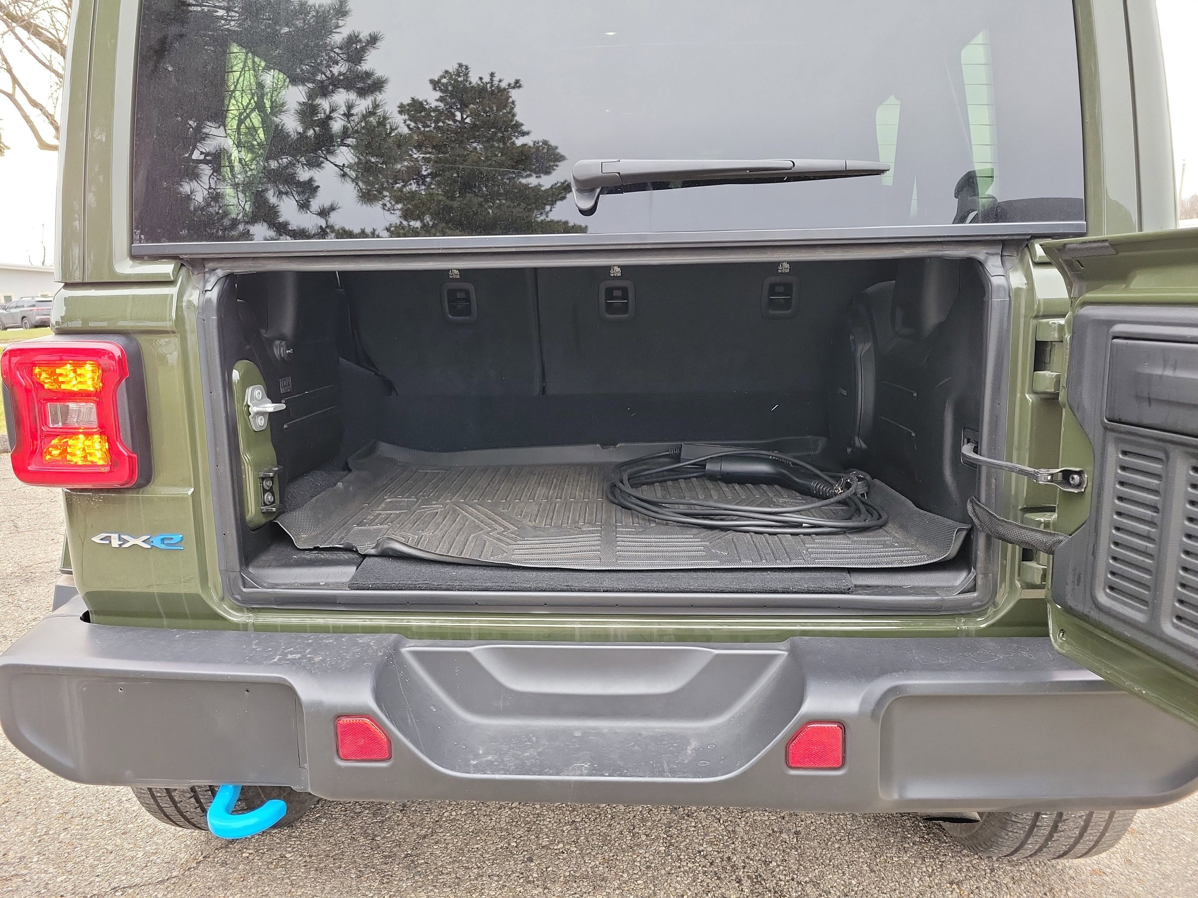 Used 2022 Jeep Wrangler Unlimited Sahara w/ Cold Weather Group image 8