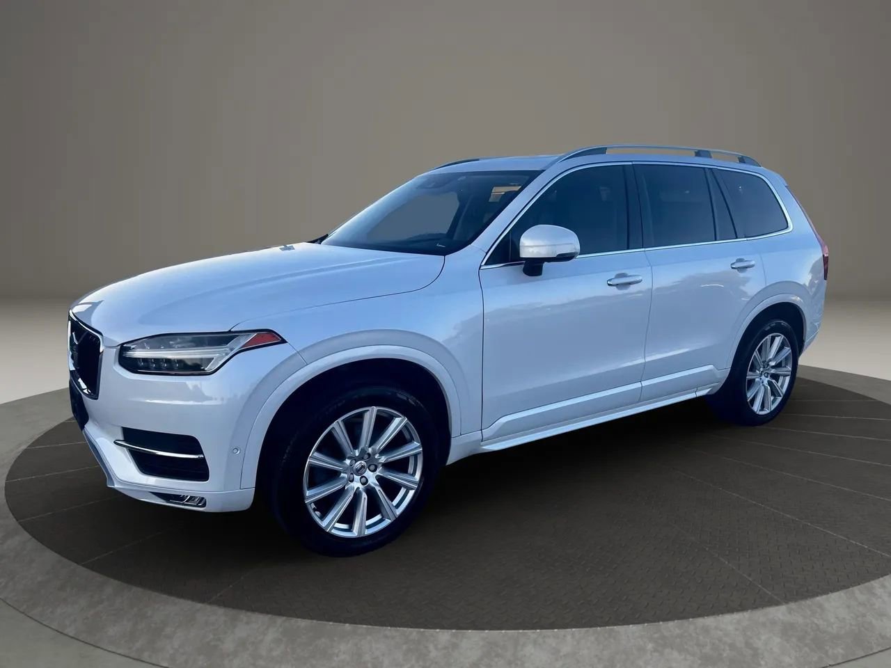 Used 2017 Volvo XC90 T5 Momentum w/ Vision Package image 4