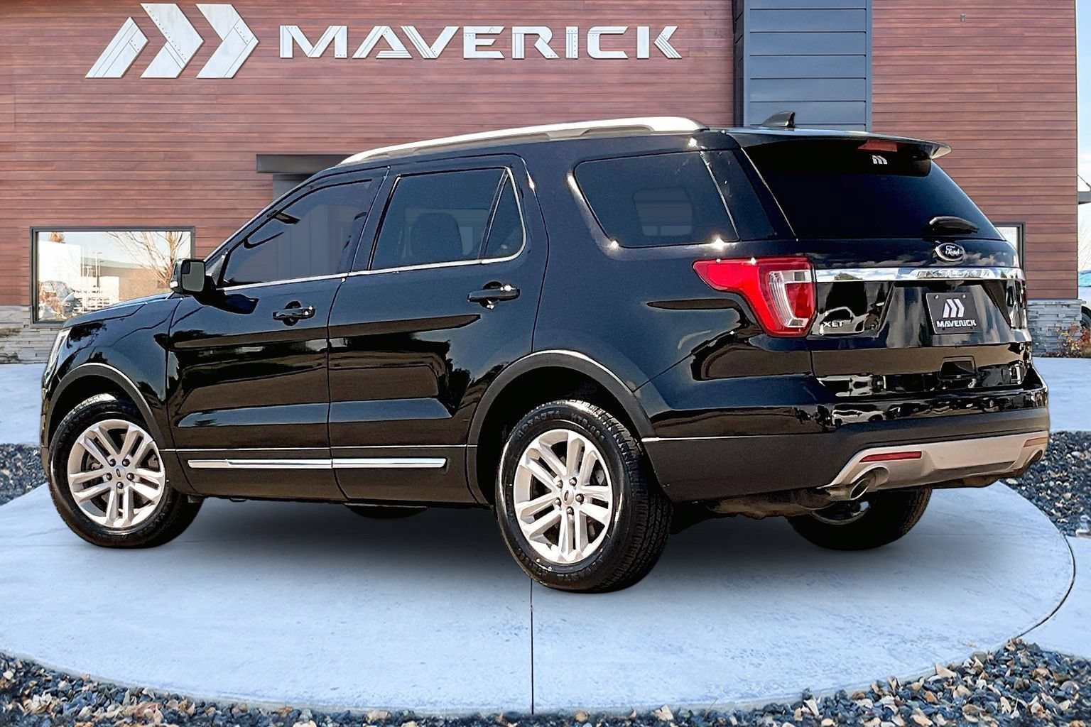 Used 2016 Ford Explorer XLT w/ Equipment Group 202A FWD image 4
