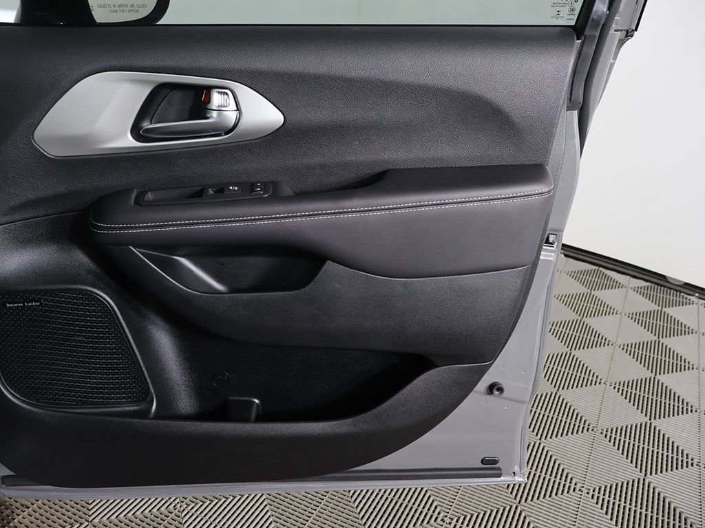 Used 2023 Chrysler Pacifica Limited w/ Uconnect Theater Family Group image 28