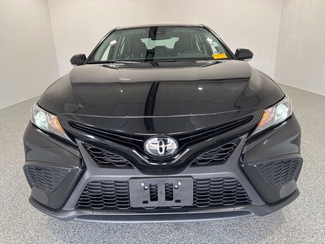 Used 2024 Toyota Camry SE image 2