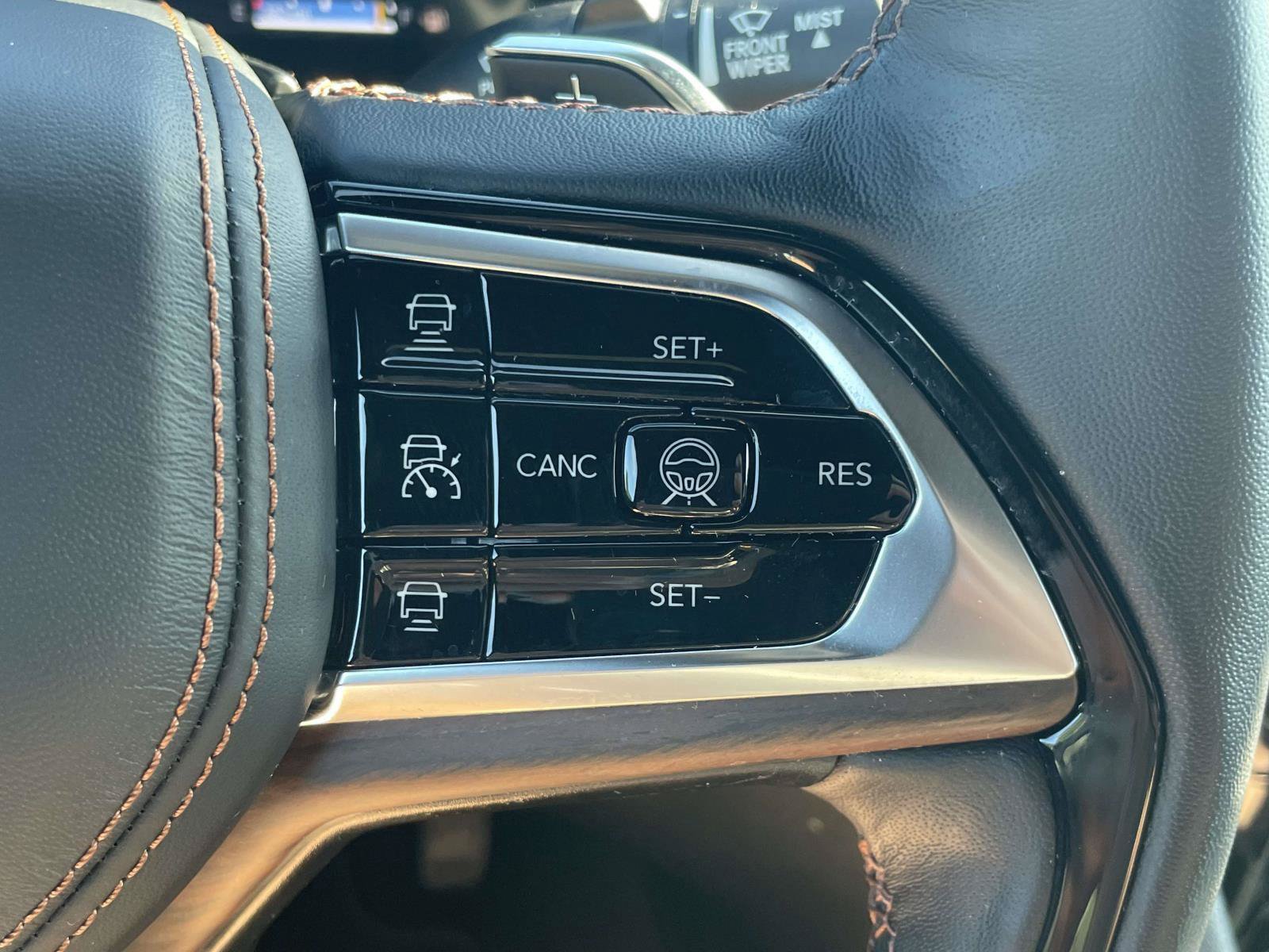 Used 2025 Jeep Grand Cherokee Summit AWD/4WD image 22