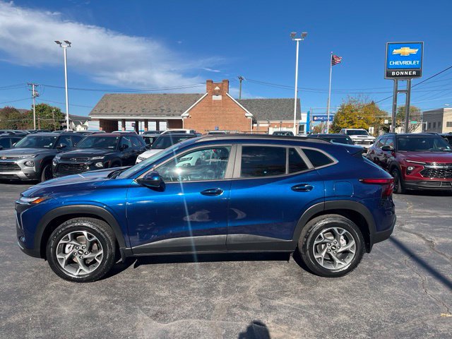 Used 2024 Chevrolet Trax LT w/ LT Convenience Package FWD image 6