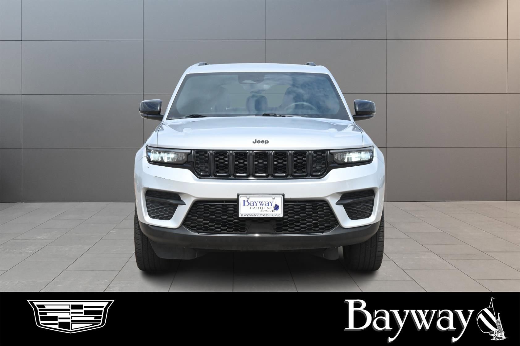 Used 2023 Jeep Grand Cherokee Altitude AWD/4WD image 2