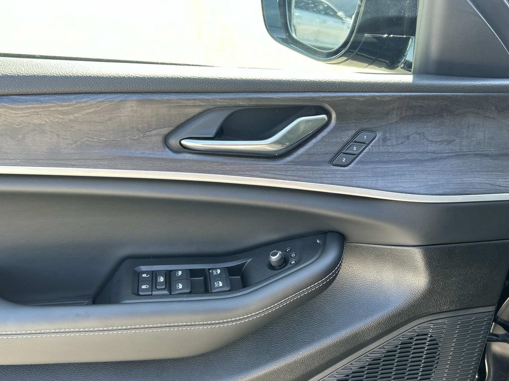 Certified 2025 Jeep Grand Cherokee Limited AWD/4WD image 16