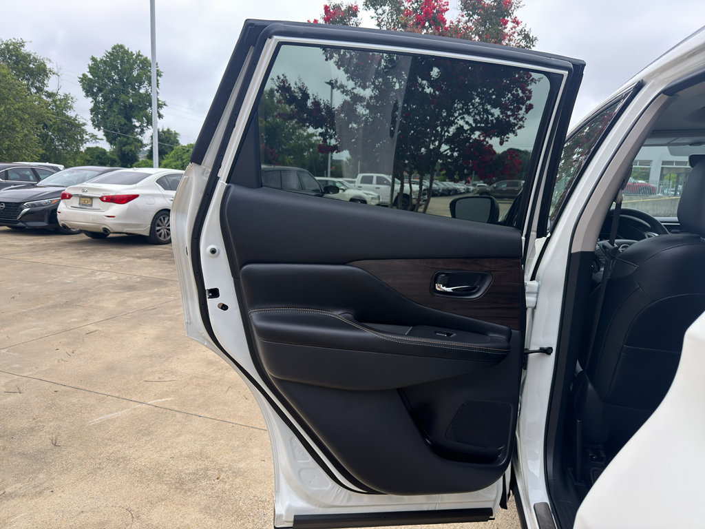 Certified 2024 Nissan Murano Platinum w/ Cargo Package FWD image 12