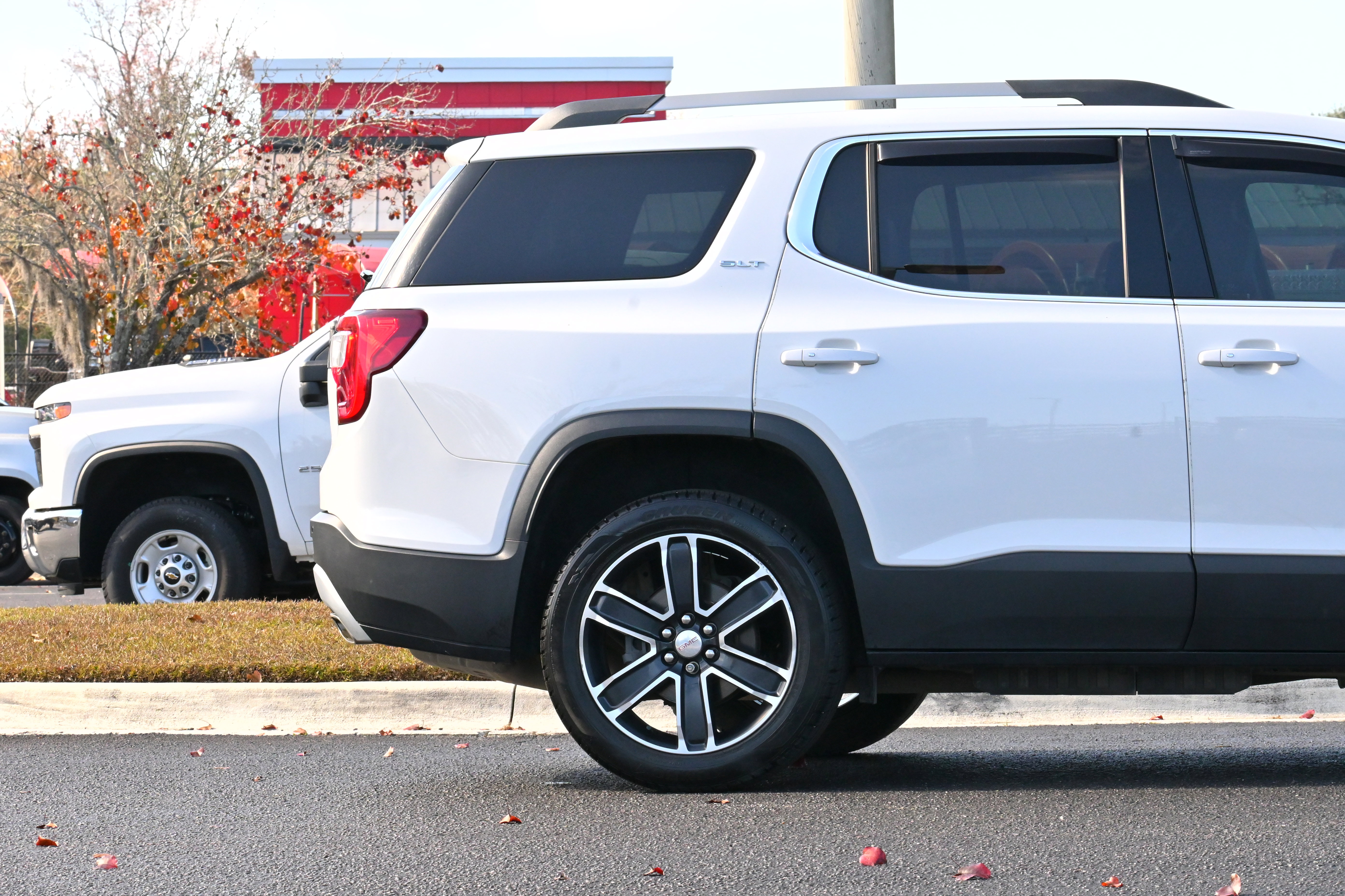 Used 2022 GMC Acadia SLT w/ Technology Package image 5