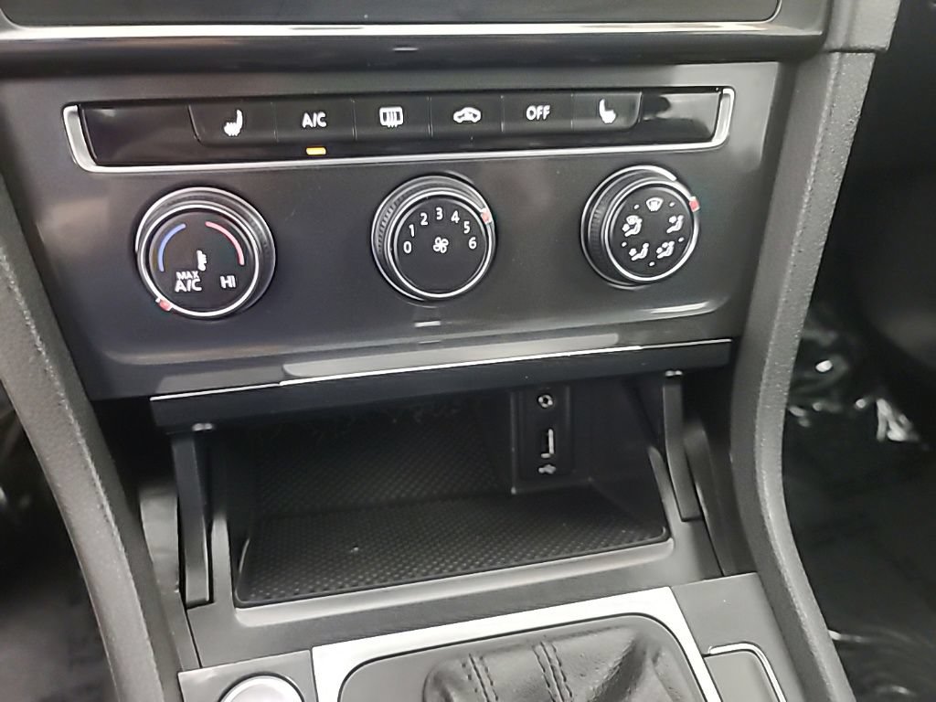 Used 2018 Volkswagen Golf SE FWD image 31