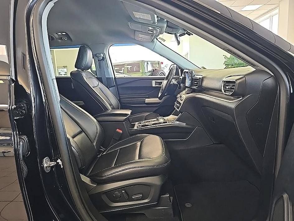 Used 2020 Ford Explorer XLT w/ Equipment Group 202A AWD/4WD image 37
