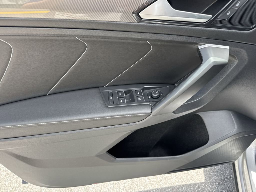 Used 2023 Volkswagen Tiguan SE R-Line image 40