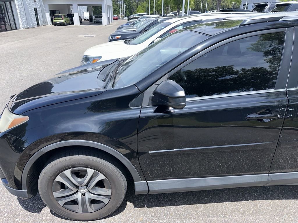 Used 2018 Toyota RAV4 LE AWD/4WD image 3