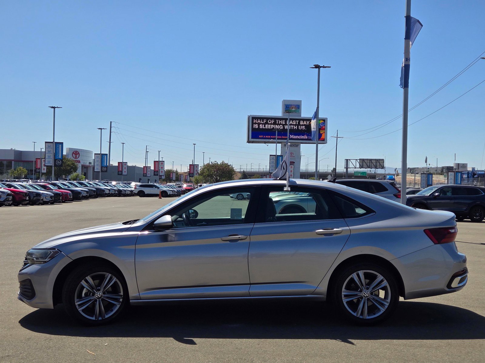 Used 2024 Volkswagen Jetta SE FWD image 4