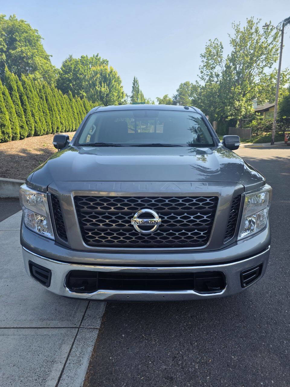 Used 2019 Nissan Titan SV image 2