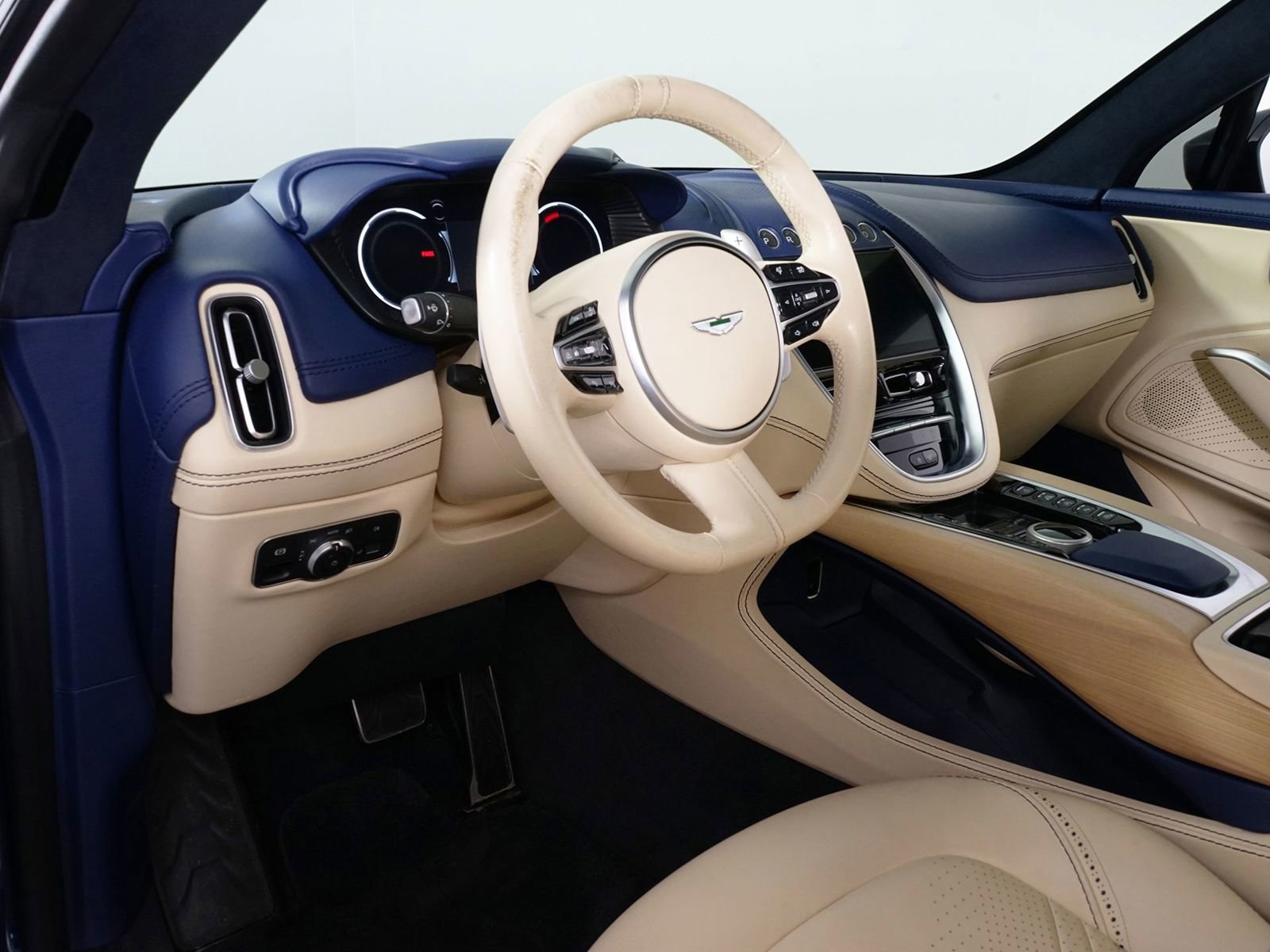 Used 2021 Aston Martin DBX image 5