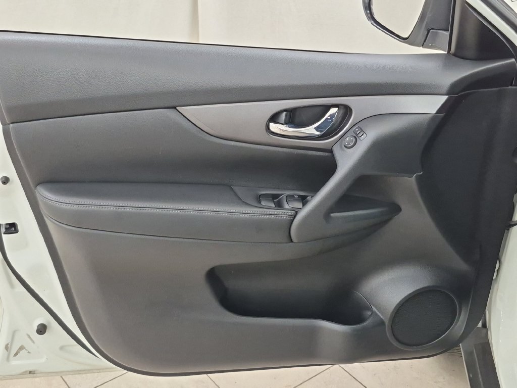 Used 2016 Nissan Rogue SV AWD/4WD image 15