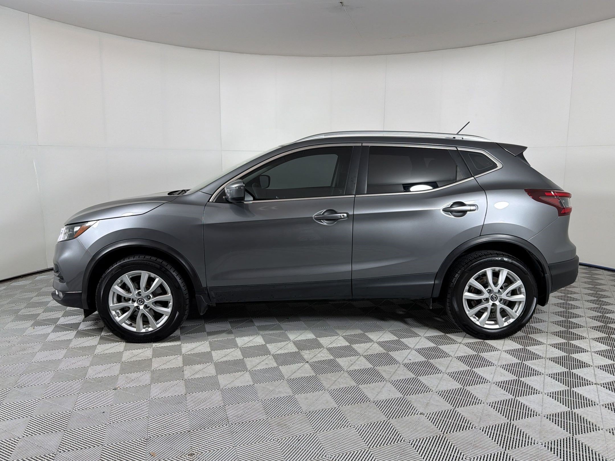 Used 2022 Nissan Rogue Sport SV AWD/4WD image 2