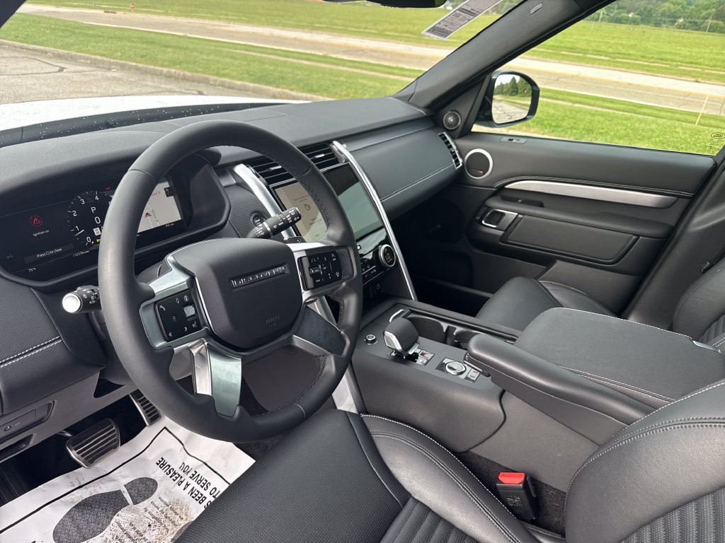 Used 2025 Land Rover Discovery Dynamic SE AWD/4WD image 13