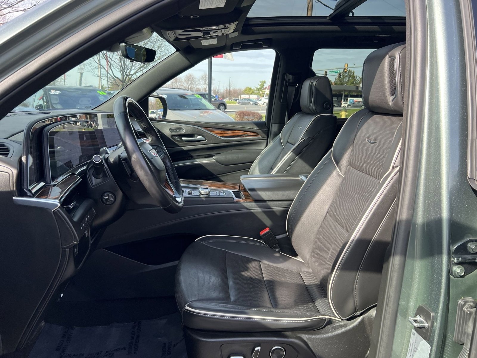 Used 2024 Cadillac Escalade Premium Luxury image 13