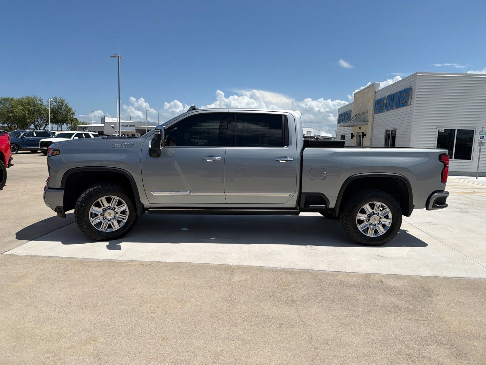 Used 2026 Chevrolet Silverado 2500 High Country w/ High Country Premium Package AWD/4WD image 4