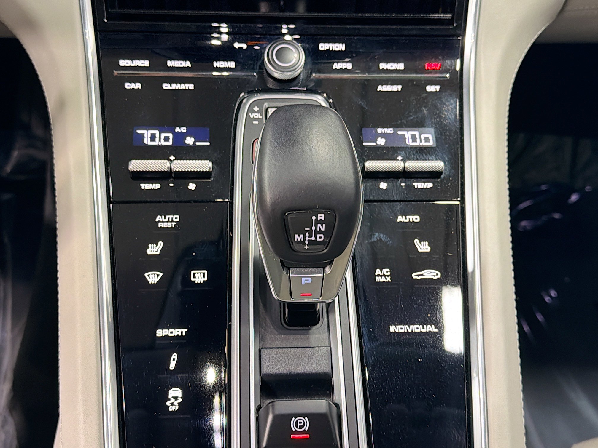 Used 2023 Porsche Panamera image 28