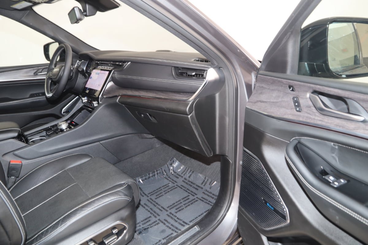 Used 2023 Jeep Grand Cherokee Overland w/ Luxury Tech Group IV AWD/4WD image 39