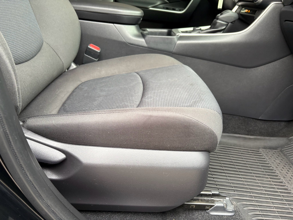 Used 2022 Toyota RAV4 LE AWD/4WD image 26