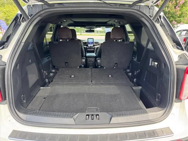 Used 2023 Ford Explorer Platinum w/ Technology Package AWD/4WD image 17
