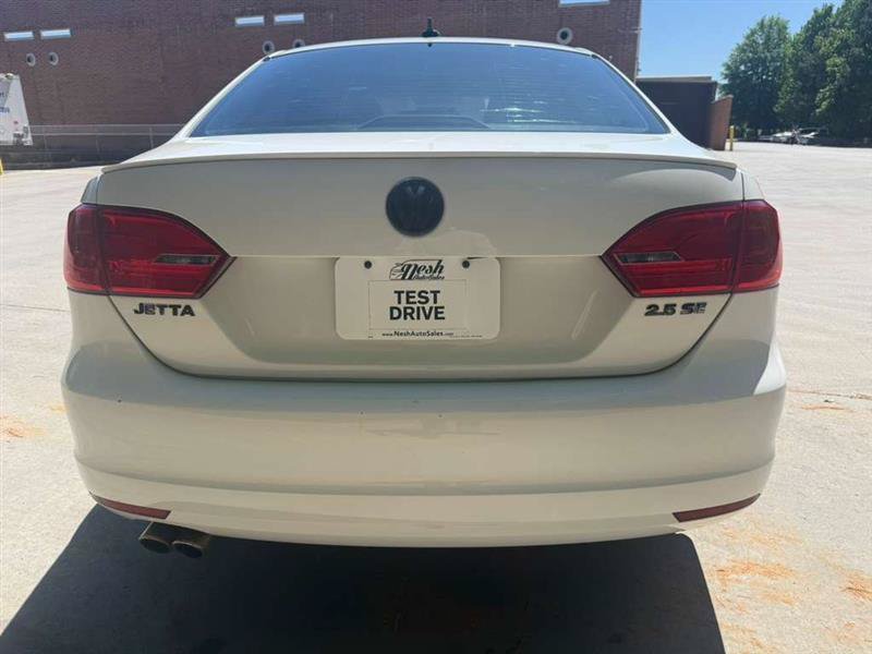 Used 2011 Volkswagen Jetta SE FWD image 3