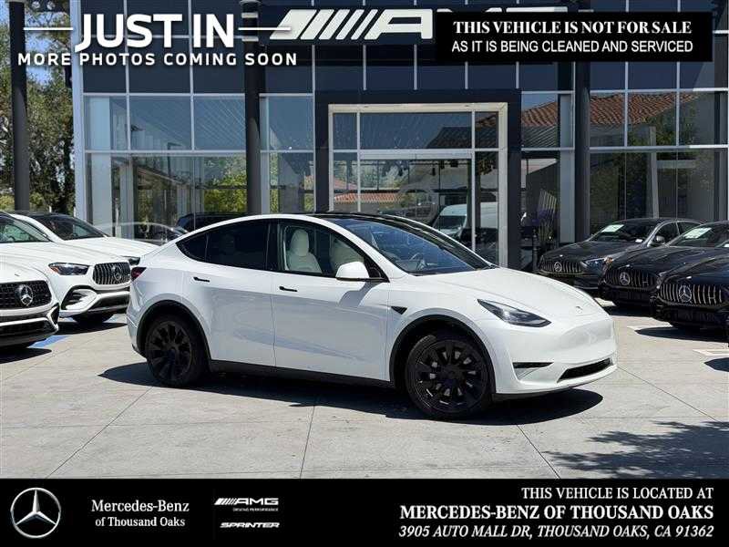 Used 2023 Tesla Model Y Long Range AWD/4WD image 1