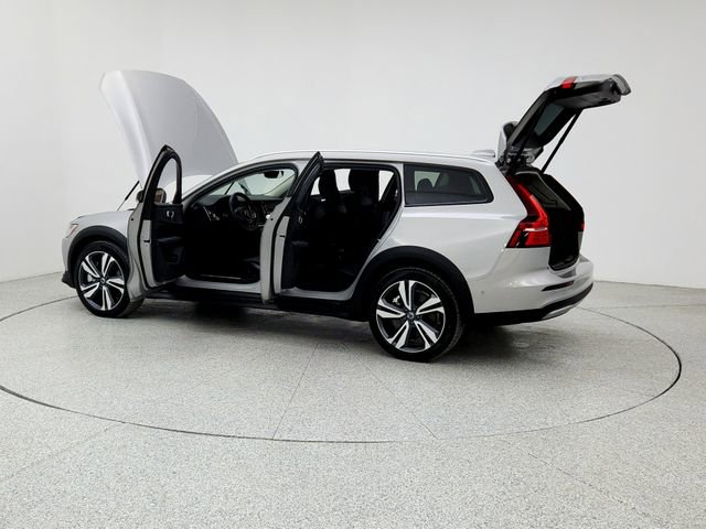 Certified 2025 Volvo V60 B5 Cross Country Plus image 12
