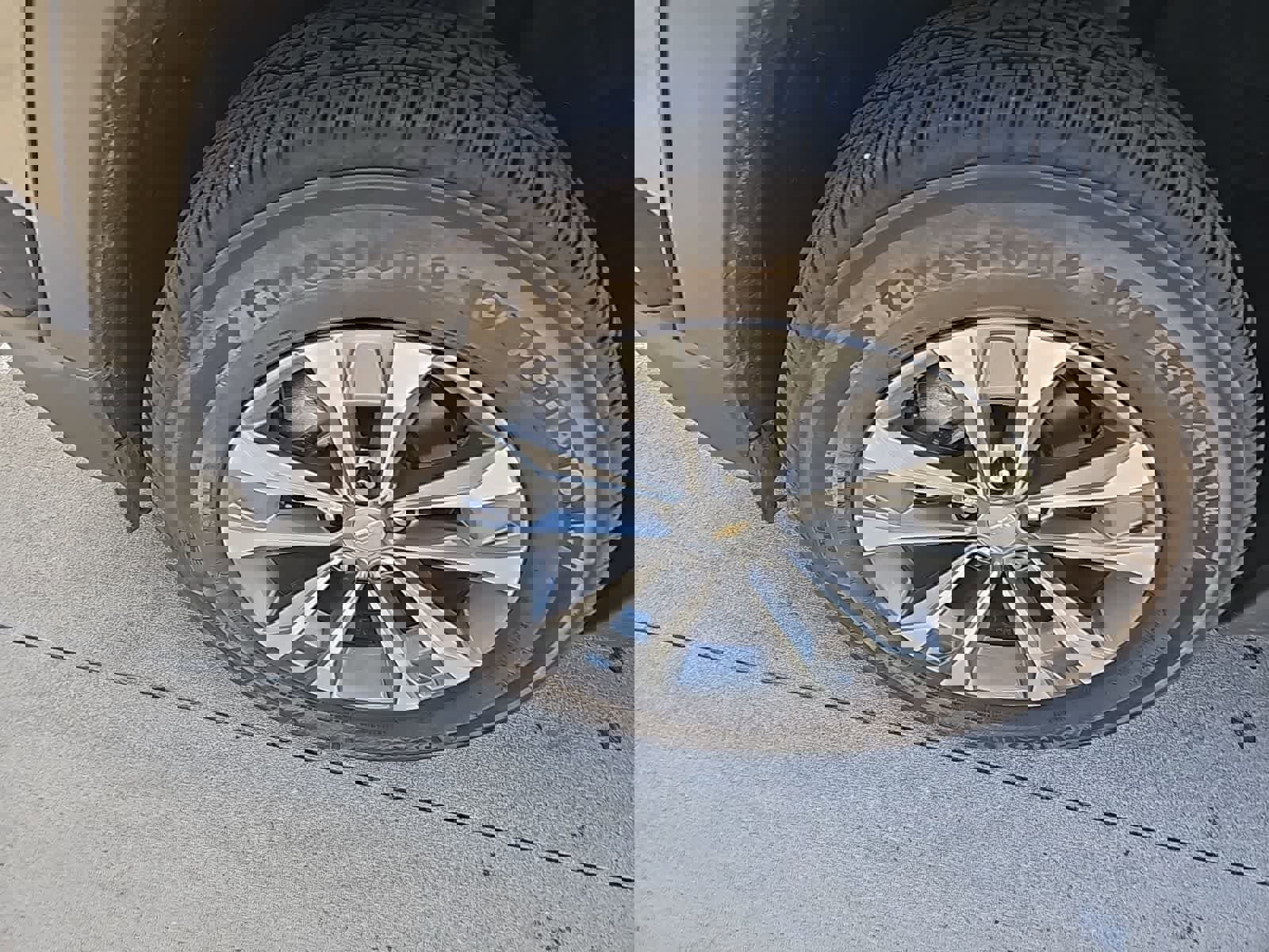 Used 2025 Chevrolet Equinox LT w/ Safety and Technology Package image 2