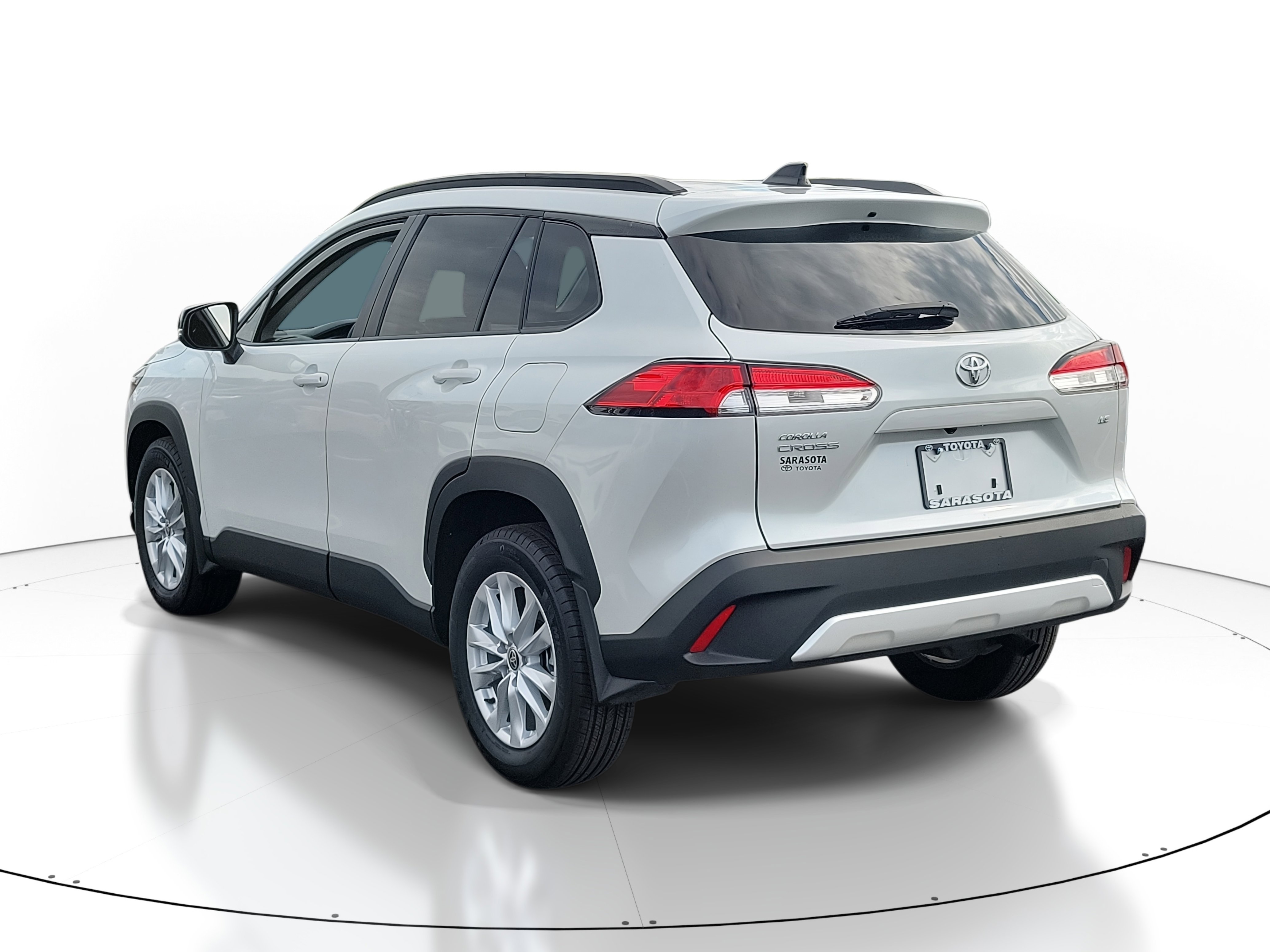 Used 2025 Toyota Corolla Cross LE image 4