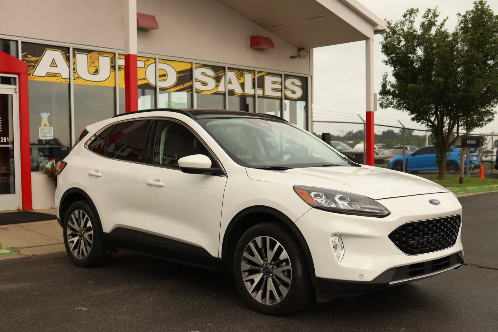 Used 2022 Ford Escape Titanium w/ Class II Trailer Tow Package AWD/4WD image 3