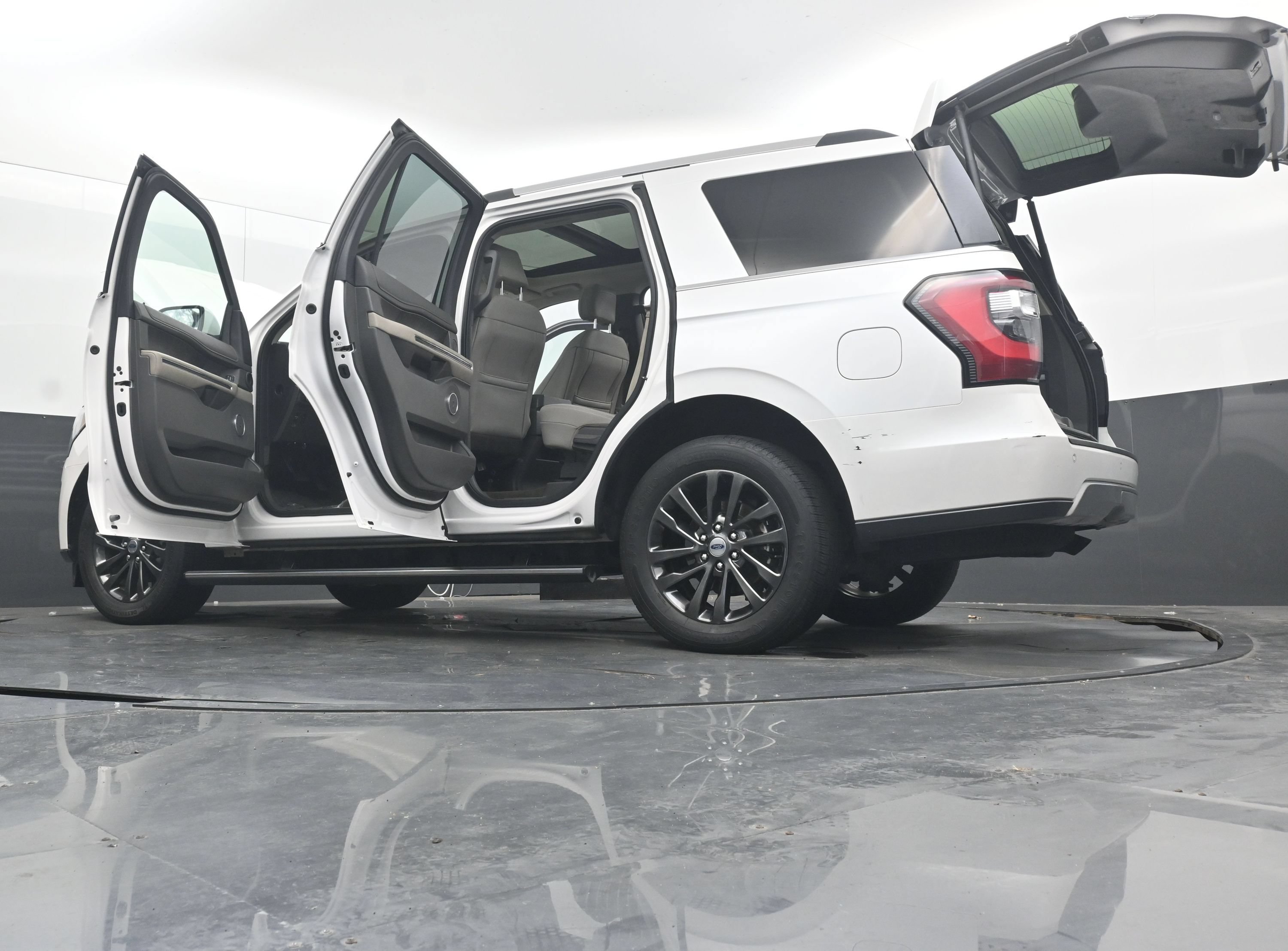 Used 2019 Ford Expedition Limited w/ Equipment Group 301A RWD image 46
