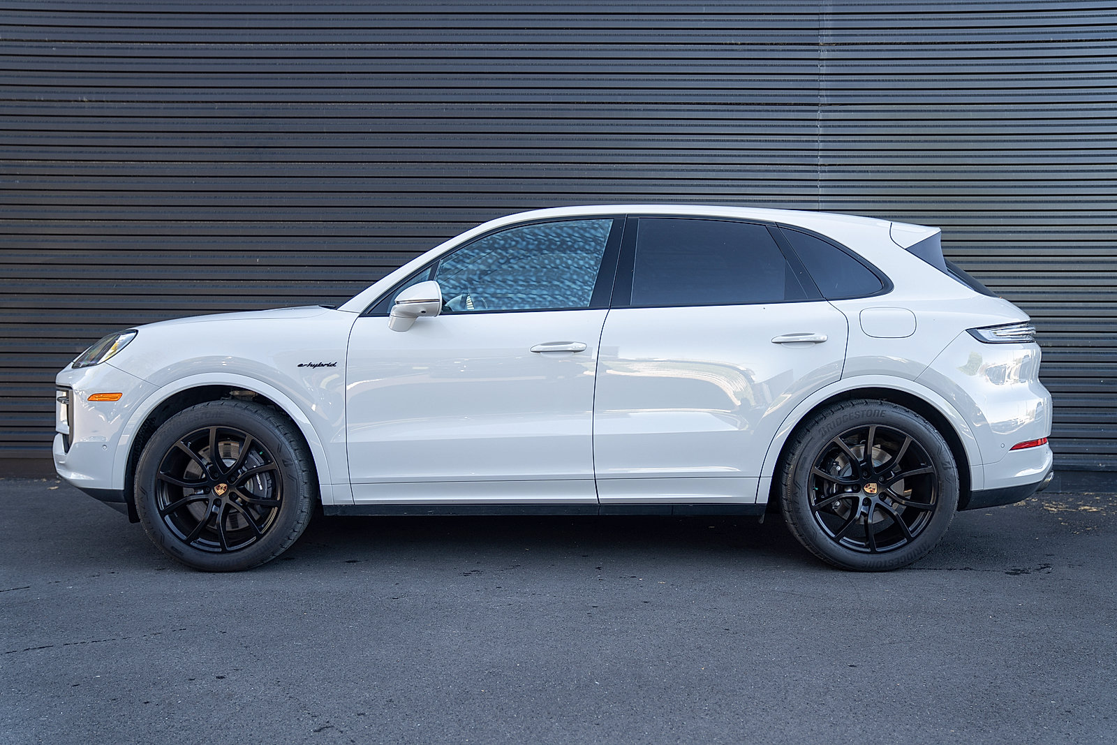 Certified 2025 Porsche Cayenne E-Hybrid AWD/4WD image 2