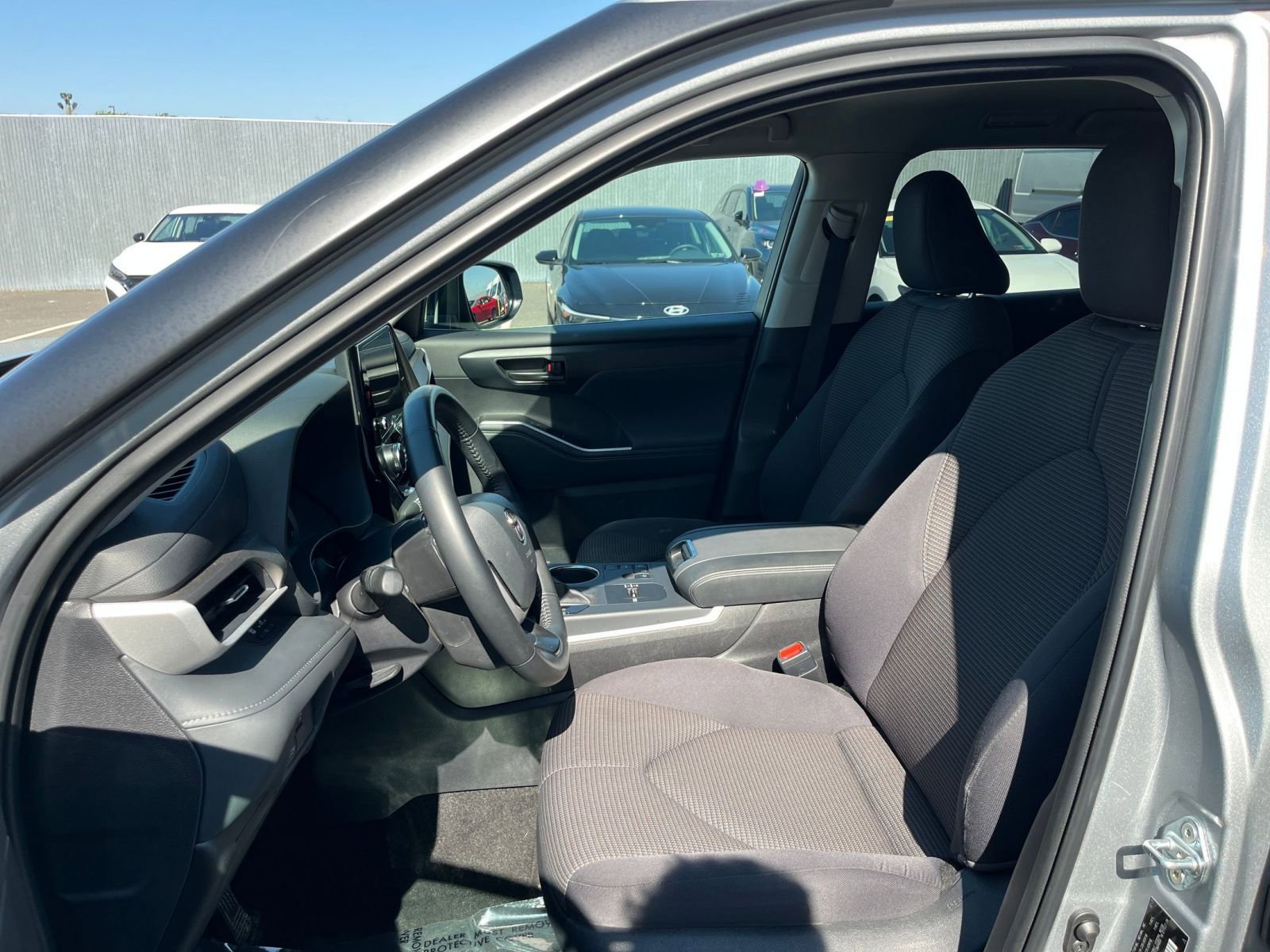 Used 2025 Toyota Highlander LE FWD image 38