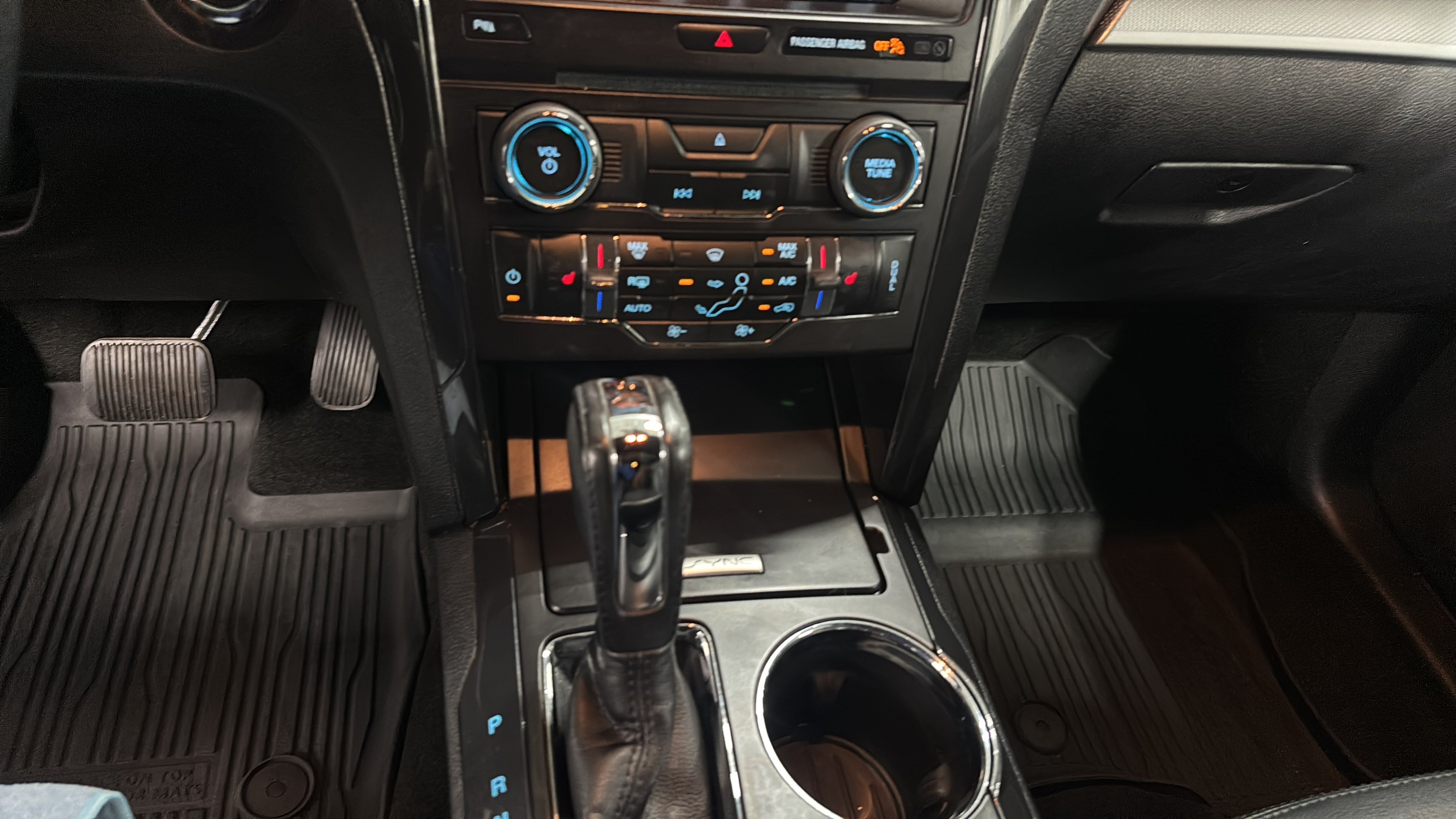 Used 2017 Ford Explorer XLT w/ Equipment Group 202A FWD image 27