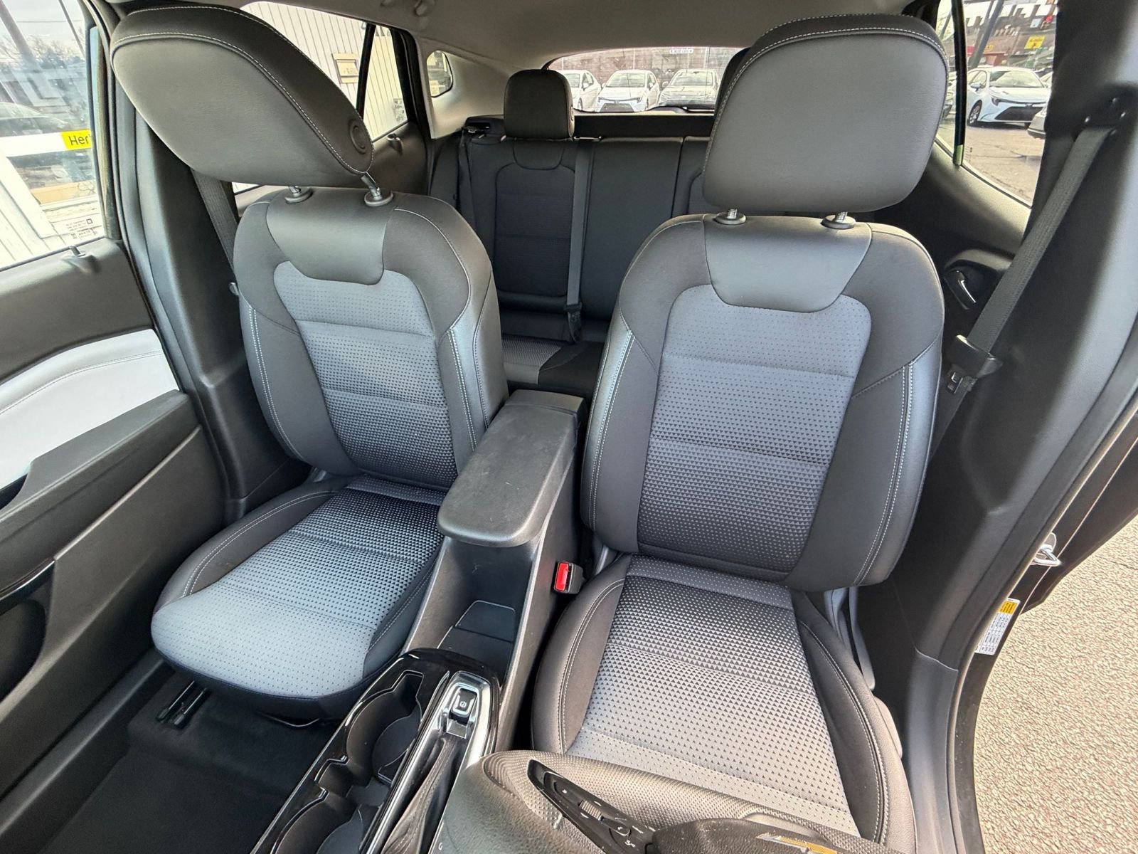 Used 2025 Chevrolet Trax LT image 34