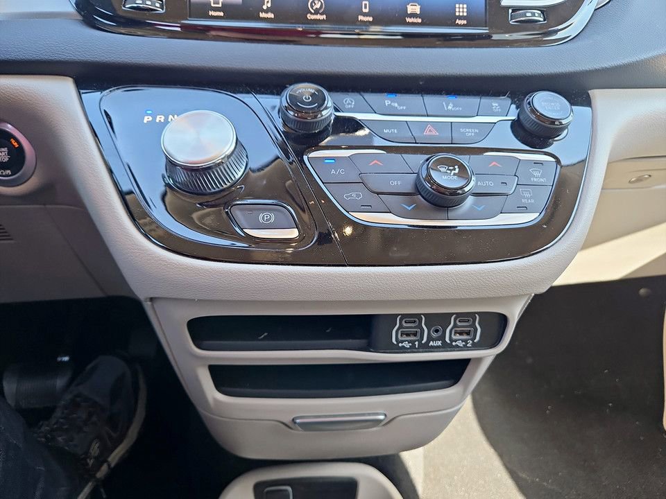 Used 2024 Chrysler Pacifica Touring-L image 26
