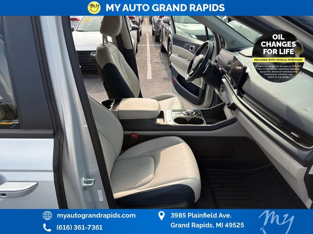 Used 2025 Kia Carnival EX FWD image 25