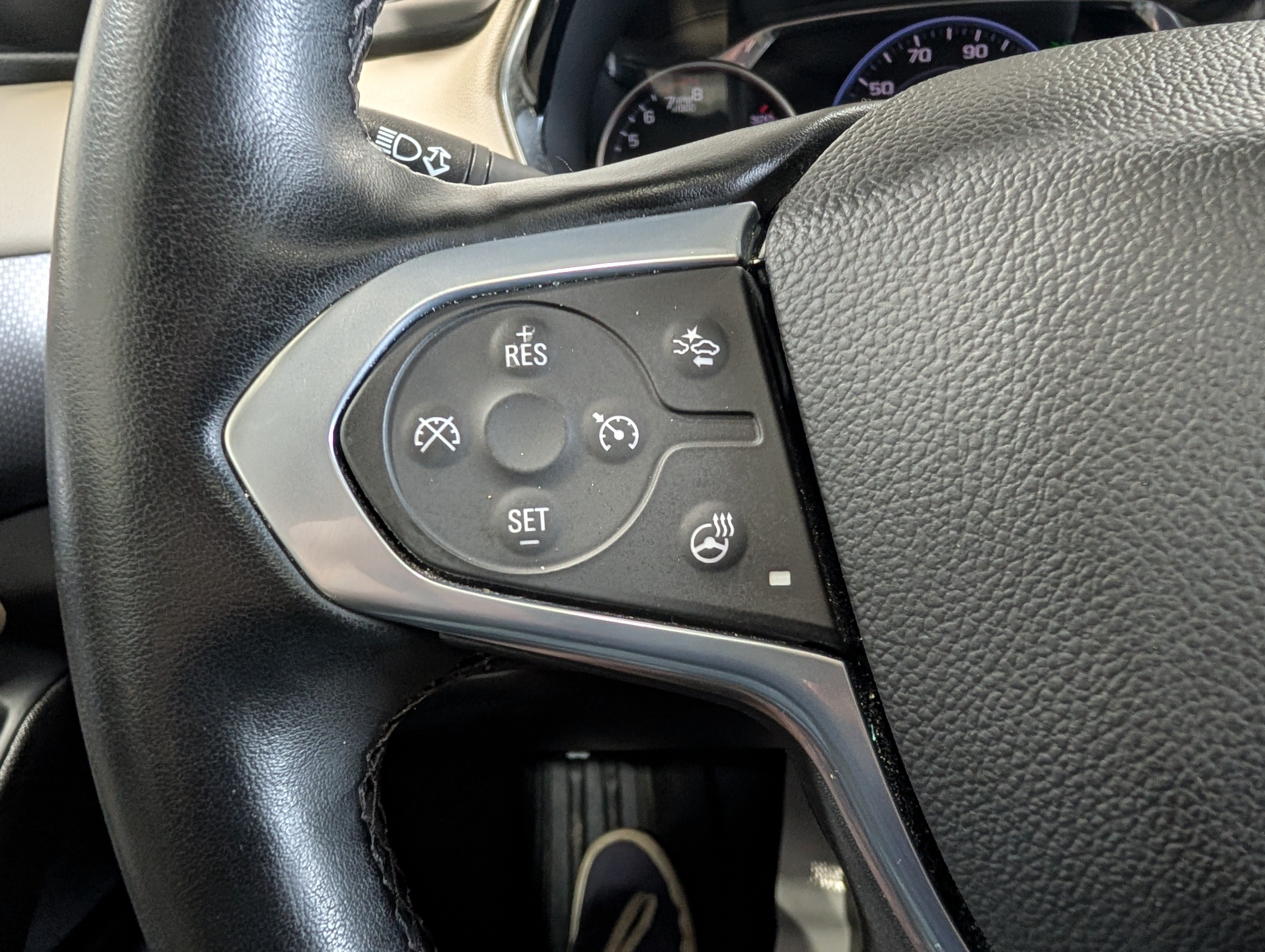 Used 2023 Chevrolet Traverse Premier FWD image 21