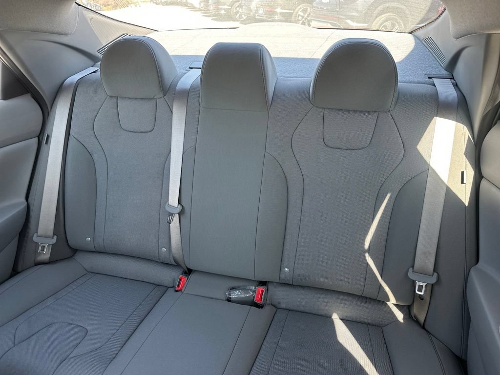Used 2026 Hyundai Elantra SE FWD image 28