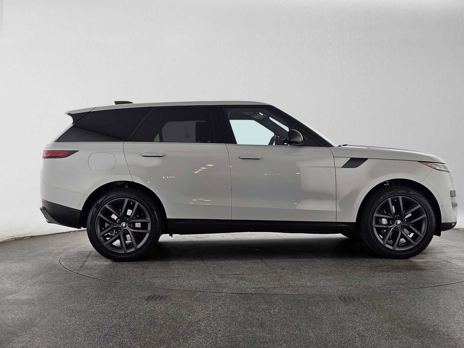 Used 2024 Land Rover Range Rover Sport SE AWD/4WD image 6